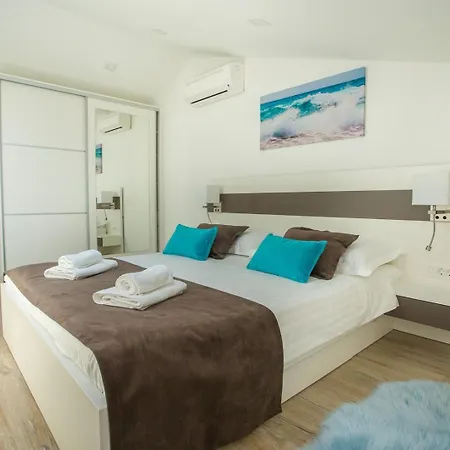 Two Bedroom Milohanic Iii Apartment *