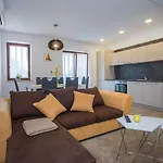 アパート Two Bedroom Milohanic Iii *